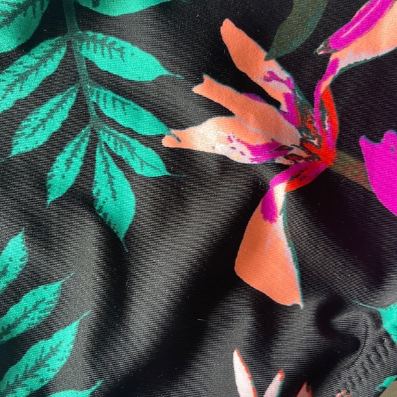 Size small top, medium bottoms tropical bikini excellent condition - Picture 4 of 4